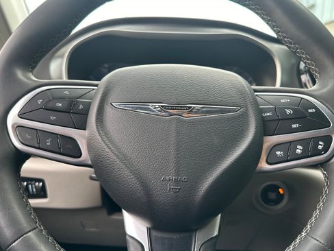 Used 2023 Chrysler Pacifica Touring-L FWD image 25