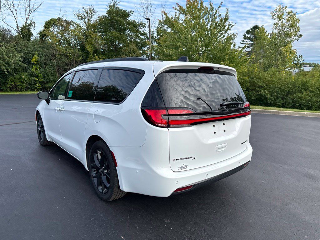 Used 2025 Chrysler Pacifica Limited w/ Uconnect Theater Family Group FWD image 5