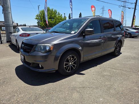 Used 2018 Dodge Grand Caravan SXT w/ Blacktop Package FWD image 1