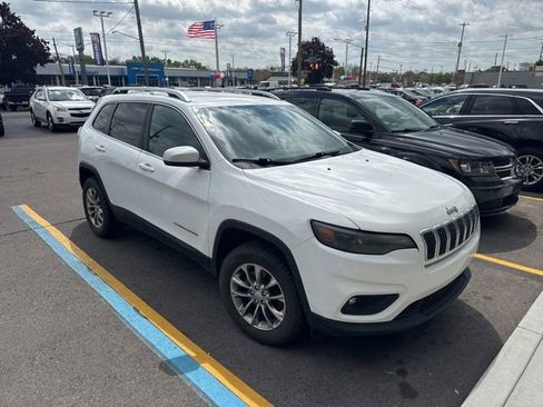 Used 2019 Jeep Cherokee Latitude Plus w/ Cold Weather Group AWD/4WD image 2