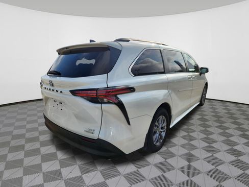 Used 2021 Toyota Sienna XLE w/ XLE Plus Package AWD/4WD image 4
