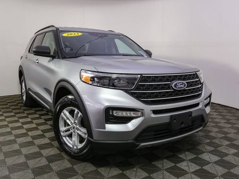 Used 2023 Ford Explorer XLT w/ Equipment Group 202A AWD/4WD image 3