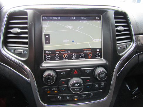 Used 2018 Jeep Grand Cherokee Overland AWD/4WD image 29