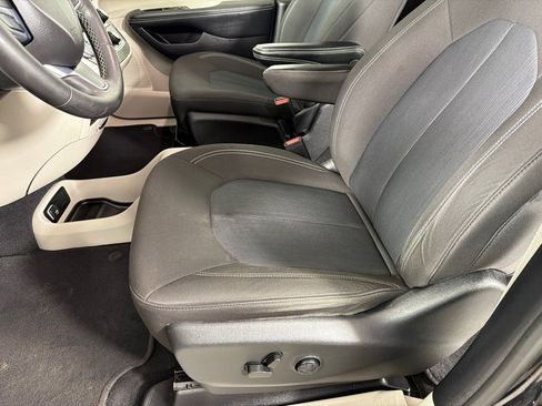 Used 2022 Chrysler Voyager LX FWD image 12