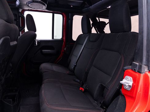 Used 2022 Jeep Wrangler Unlimited Rubicon w/ Cold Weather Group AWD/4WD image 40