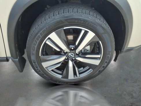 Used 2024 Nissan Rogue SL AWD/4WD image 10