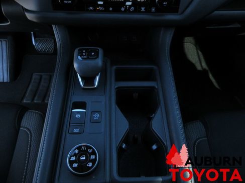 Used 2025 Nissan Pathfinder S image 17