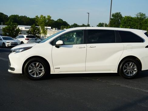 Used 2021 Toyota Sienna LE FWD image 4