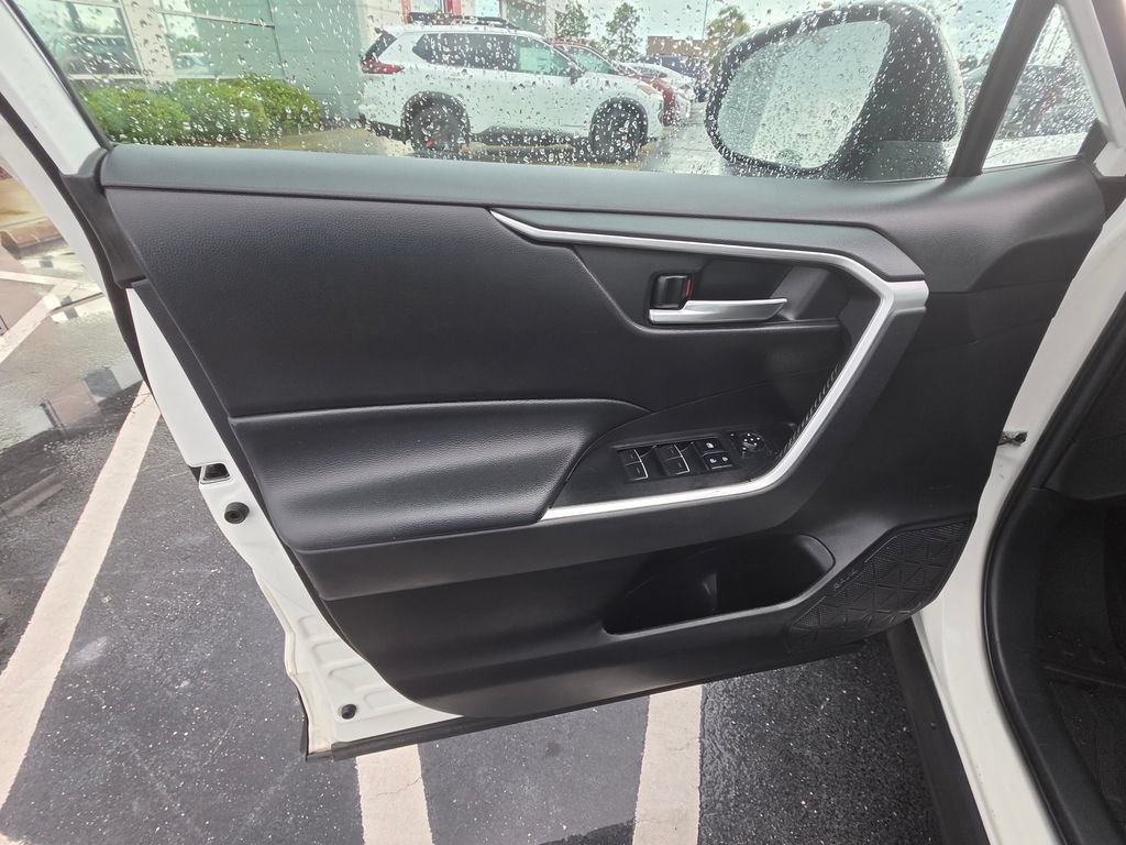 Used 2022 Toyota RAV4 XLE w/ Convenience Package FWD image 11