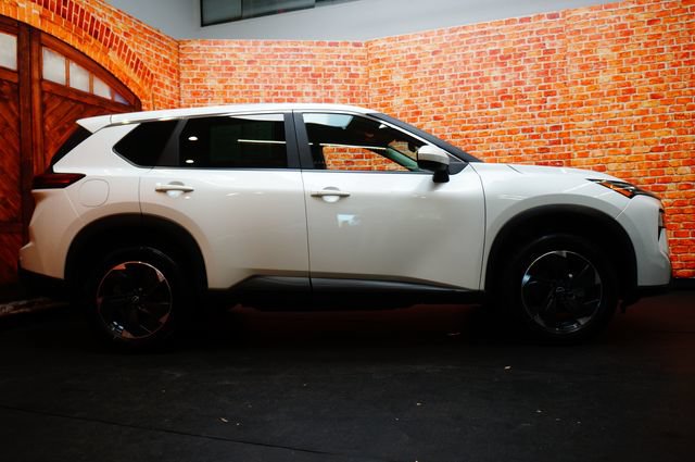 Certified 2025 Nissan Rogue SV AWD/4WD image 5