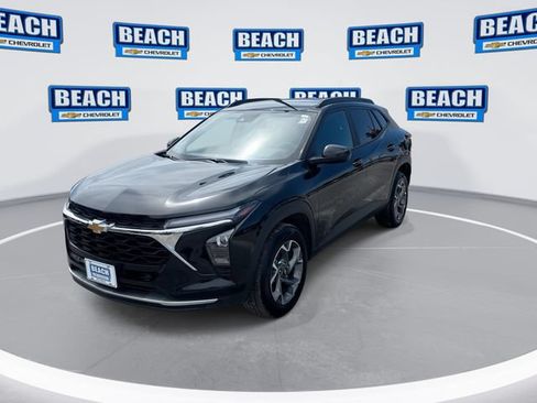Used 2025 Chevrolet Trax LT FWD image 4
