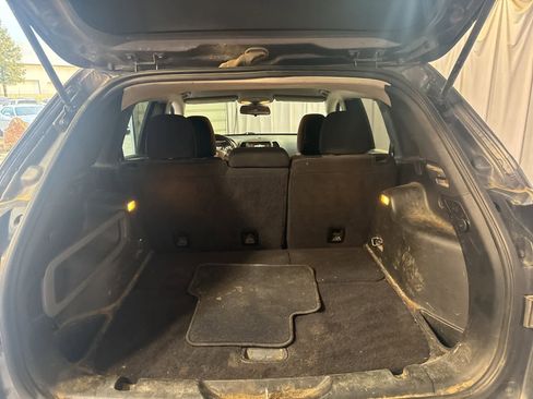 Used 2018 Jeep Cherokee Latitude w/ Altitude Package image 12