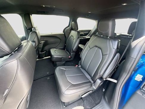 New 2026 Chrysler Pacifica Select w/ S Appearance Package FWD image 17