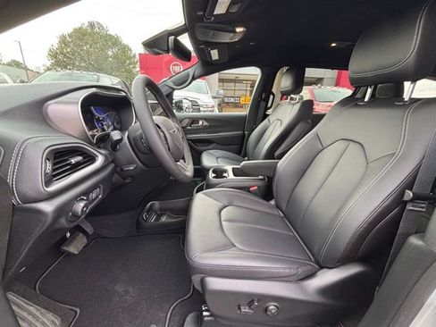 New 2026 Chrysler Pacifica Select image 16