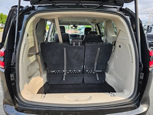 Used 2023 Chrysler Pacifica Touring-L FWD image 11