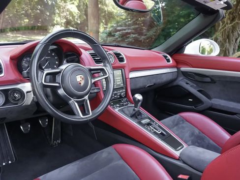 Used 2016 Porsche Boxster Spyder image 2