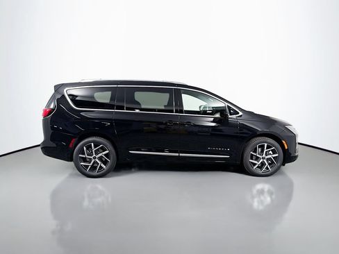 New 2027 Chrysler Pacifica Pinnacle w/ Theater Group AWD/4WD image 8