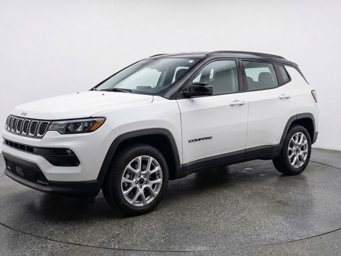 Used 2025 Jeep Compass Limited image 3