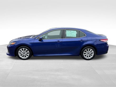 Used 2018 Toyota Camry LE image 4