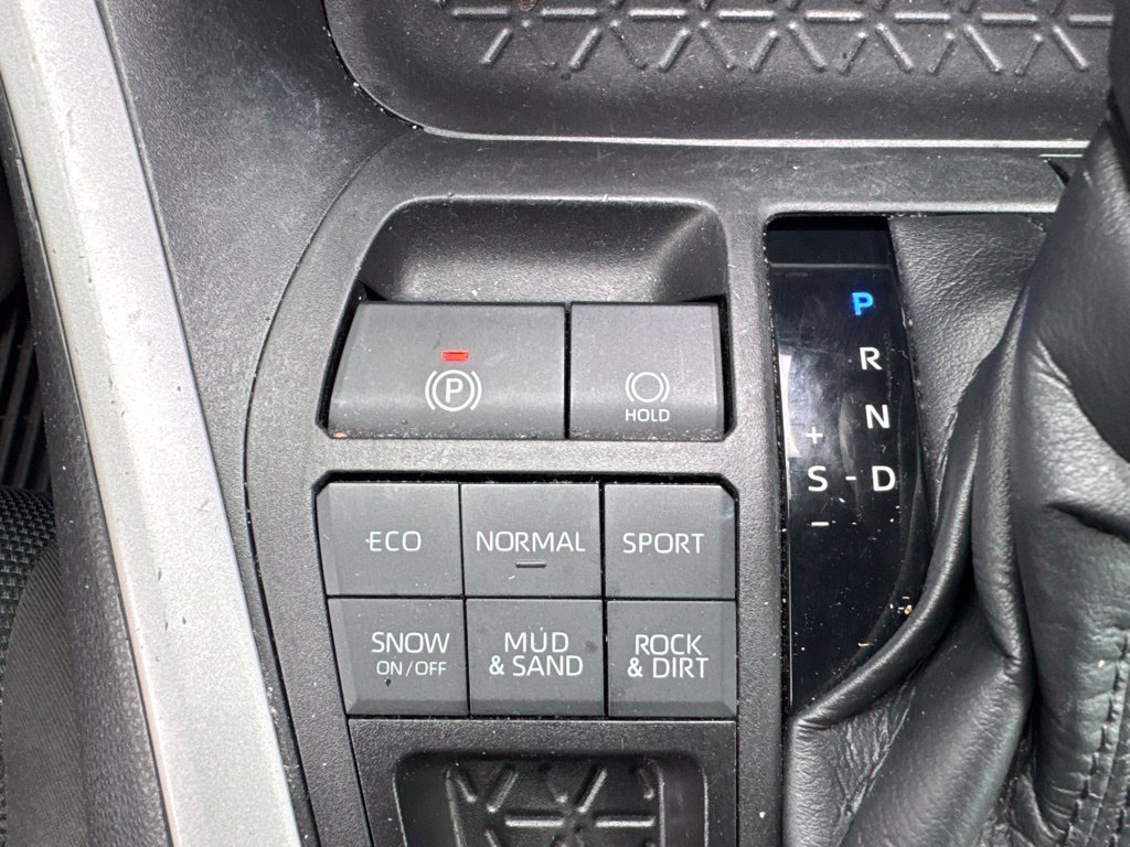 Used 2021 Toyota RAV4 LE AWD/4WD image 19