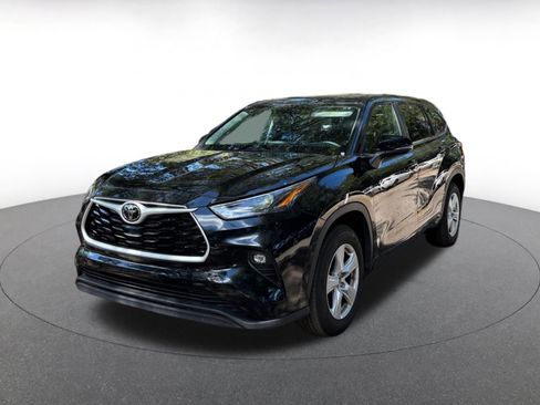 Used 2025 Toyota Highlander LE FWD image 3