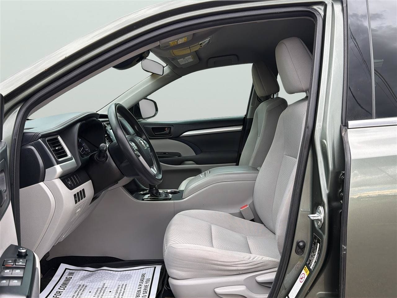 Used 2017 Toyota Highlander LE AWD/4WD image 11