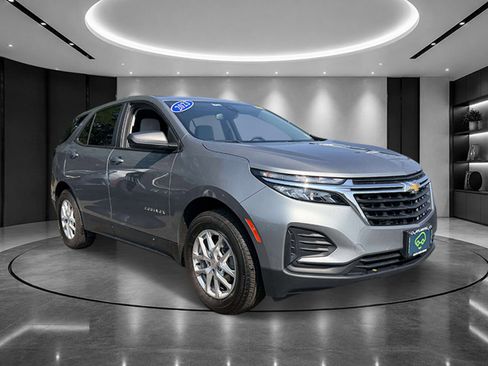 Used 2023 Chevrolet Equinox LS w/ LS Convenience Package AWD/4WD image 2