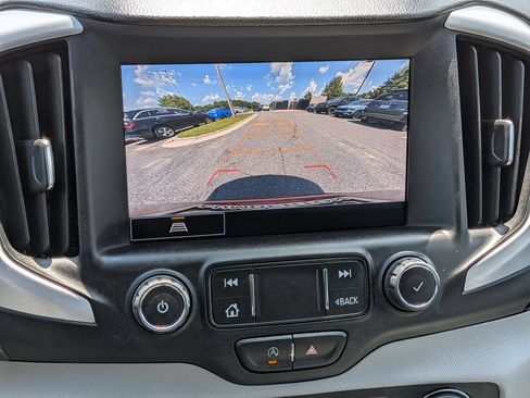 Used 2022 GMC Terrain SLT w/ Infotainment Package II FWD image 25
