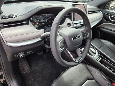 Used 2025 Jeep Compass Limited image 13