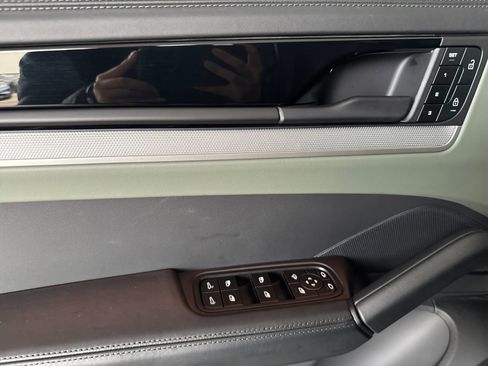 Certified 2025 Porsche Cayenne Coupe image 12