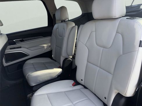 Used 2023 Kia Telluride EX w/ EX Captain's Chair Package image 18