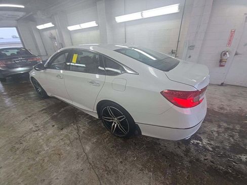 Used 2022 Honda Accord Touring image 3