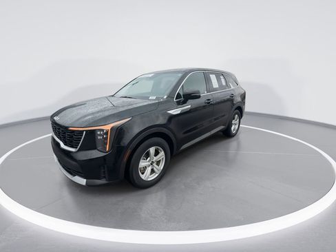 Used 2025 Kia Sorento LX image 4