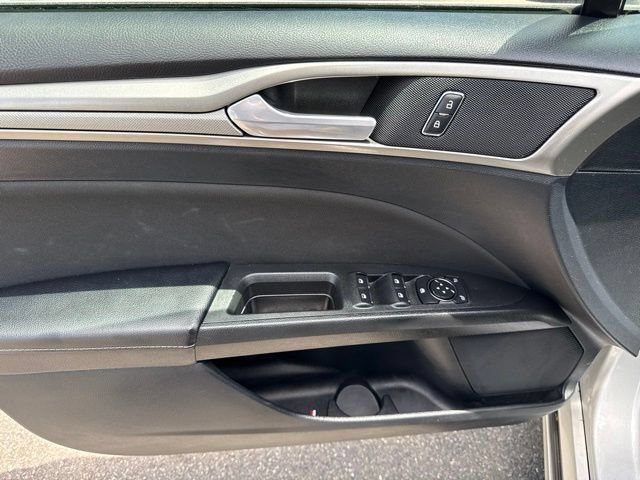 Used 2019 Ford Fusion SE FWD image 7