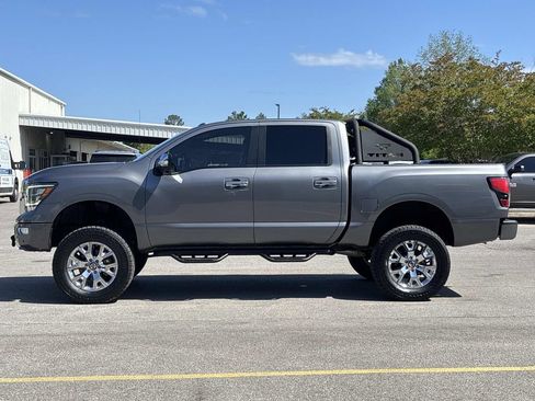Used 2020 Nissan Titan SL image 2