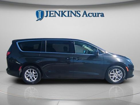 Used 2023 Chrysler Voyager LX image 5