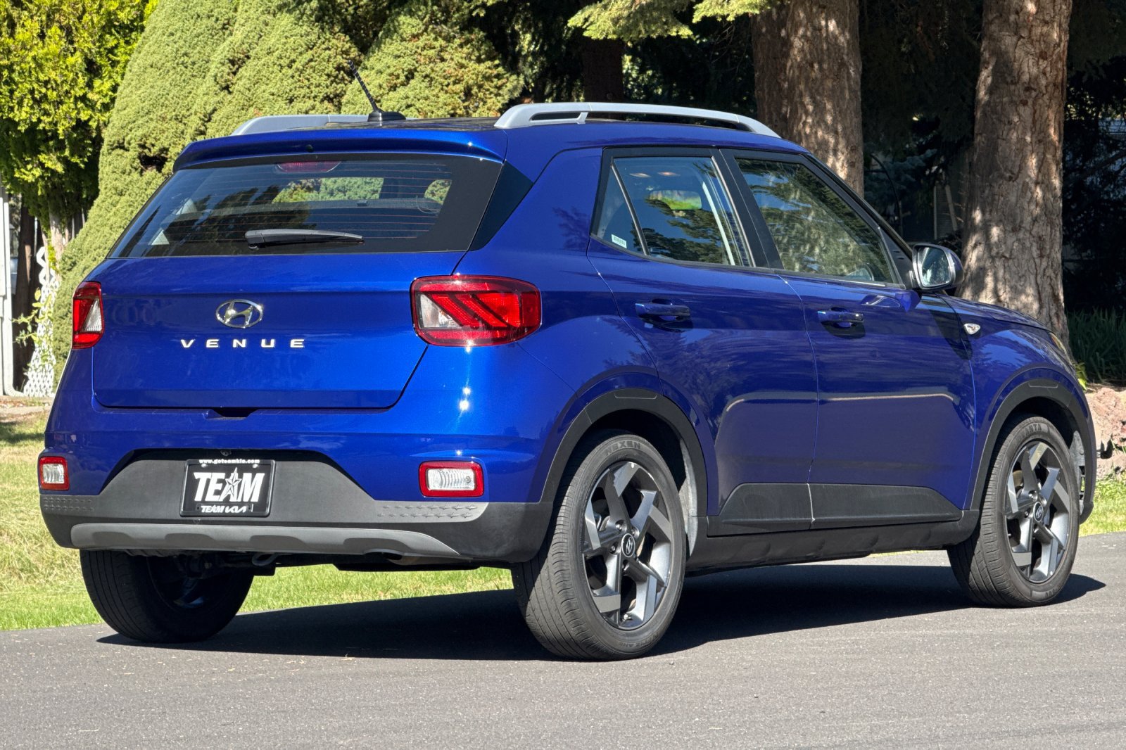 Used 2025 Hyundai Venue SEL FWD image 4