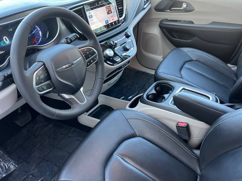 Used 2024 Chrysler Pacifica Limited FWD image 11