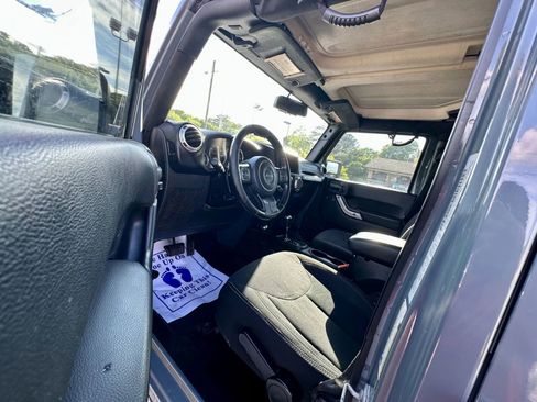 Used 2015 Jeep Wrangler Unlimited Sahara w/ Connectivity Group AWD/4WD image 5