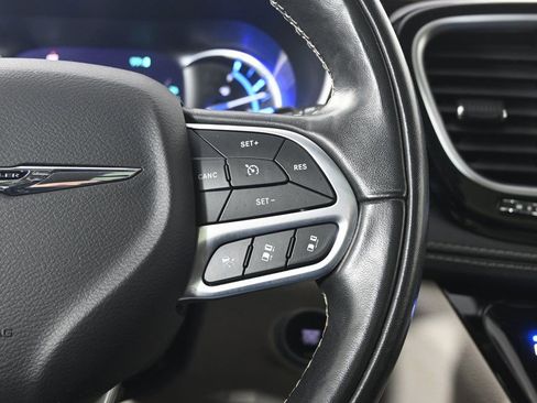 Used 2022 Chrysler Pacifica Limited image 38