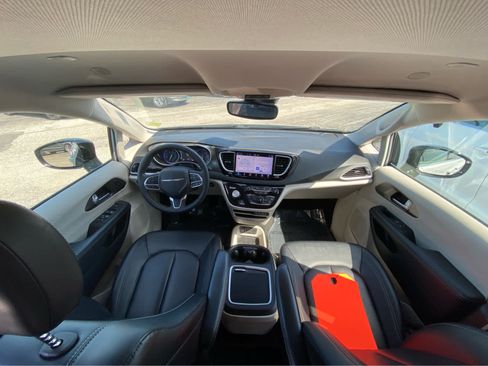 Used 2024 Chrysler Pacifica Touring-L FWD image 22