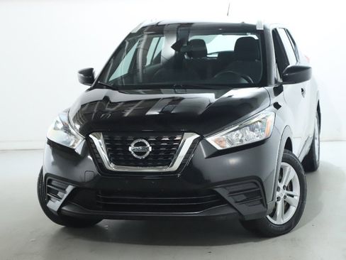 Used 2019 Nissan Kicks S image 2