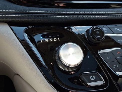 Used 2023 Chrysler Pacifica Limited FWD image 15