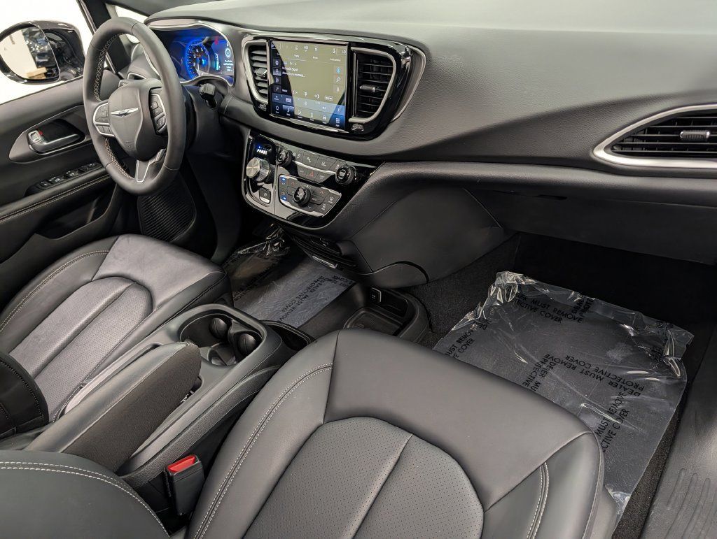 Used 2026 Chrysler Pacifica Select FWD image 34