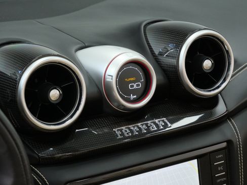 Used 2015 Ferrari California T RWD image 34
