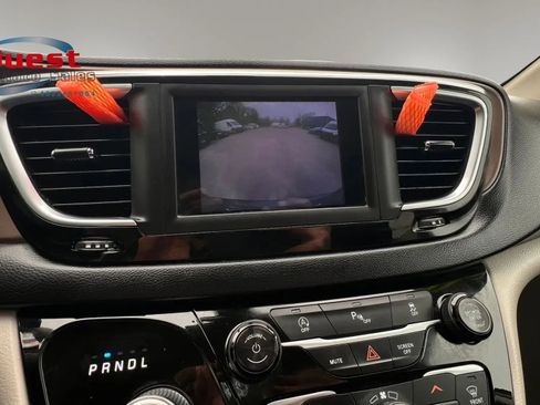 Used 2018 Chrysler Pacifica Touring-L FWD image 35
