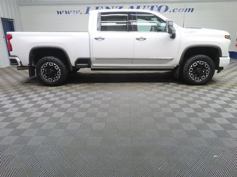 Used 2024 Chevrolet Silverado 3500 High Country w/ High Country Premium Package AWD/4WD image 2
