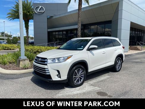 Used 2019 Toyota Highlander SE image 1