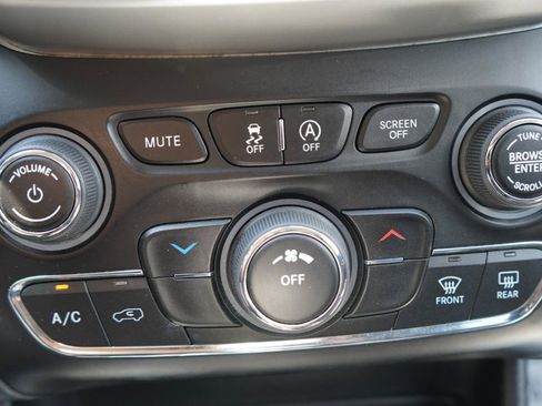 Used 2019 Jeep Cherokee Latitude w/ Popular Appearance Group AWD/4WD image 82