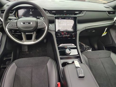 New 2025 Jeep Grand Cherokee Altitude image 15